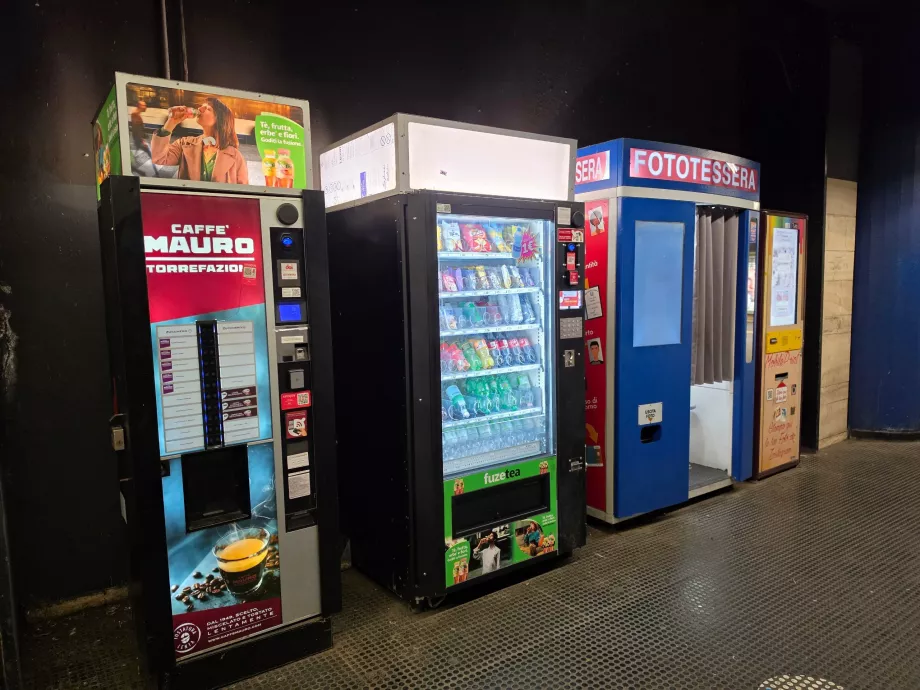 Automate de gustări și fotografii în stațiile de metrou