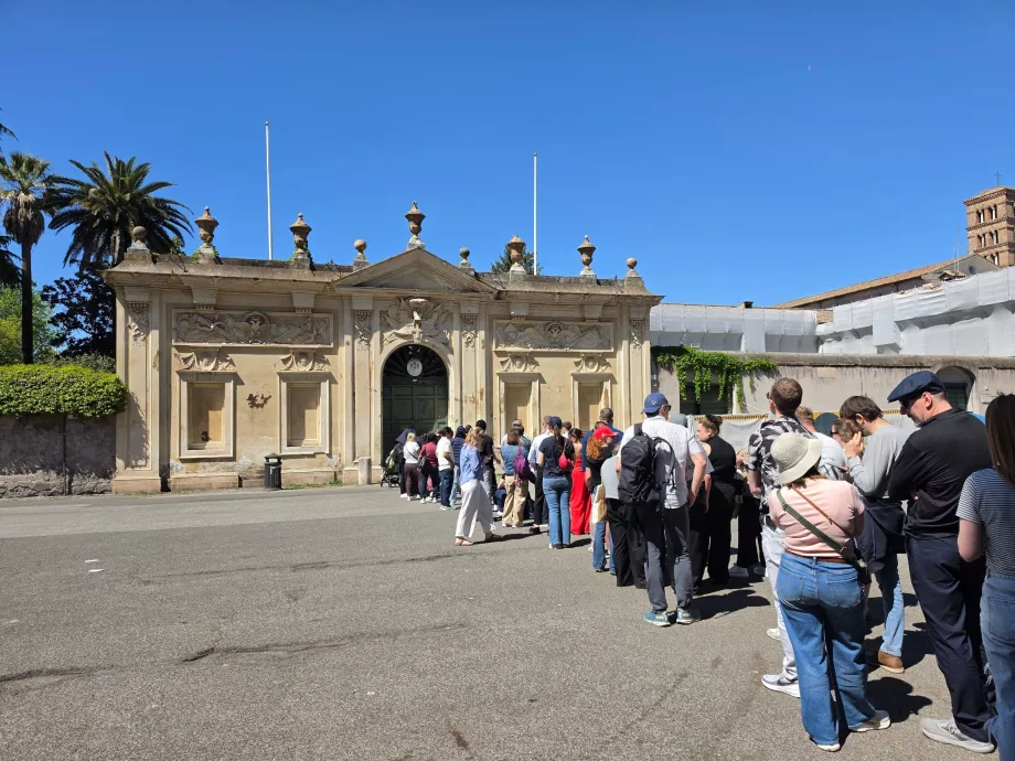 Aventine keyhole queue