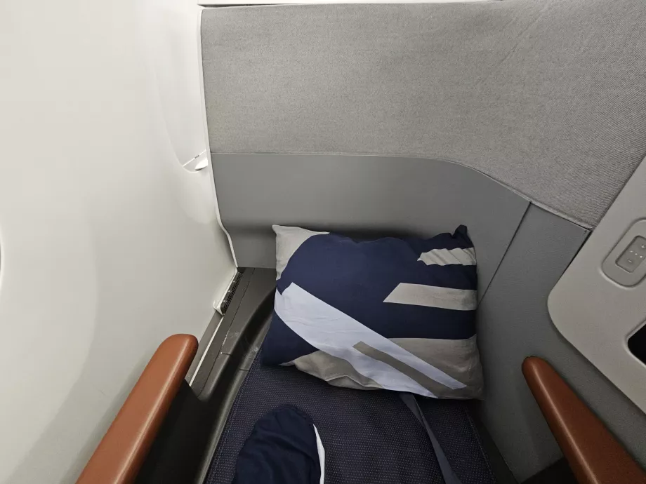 Pernă pe un pat rabatabil