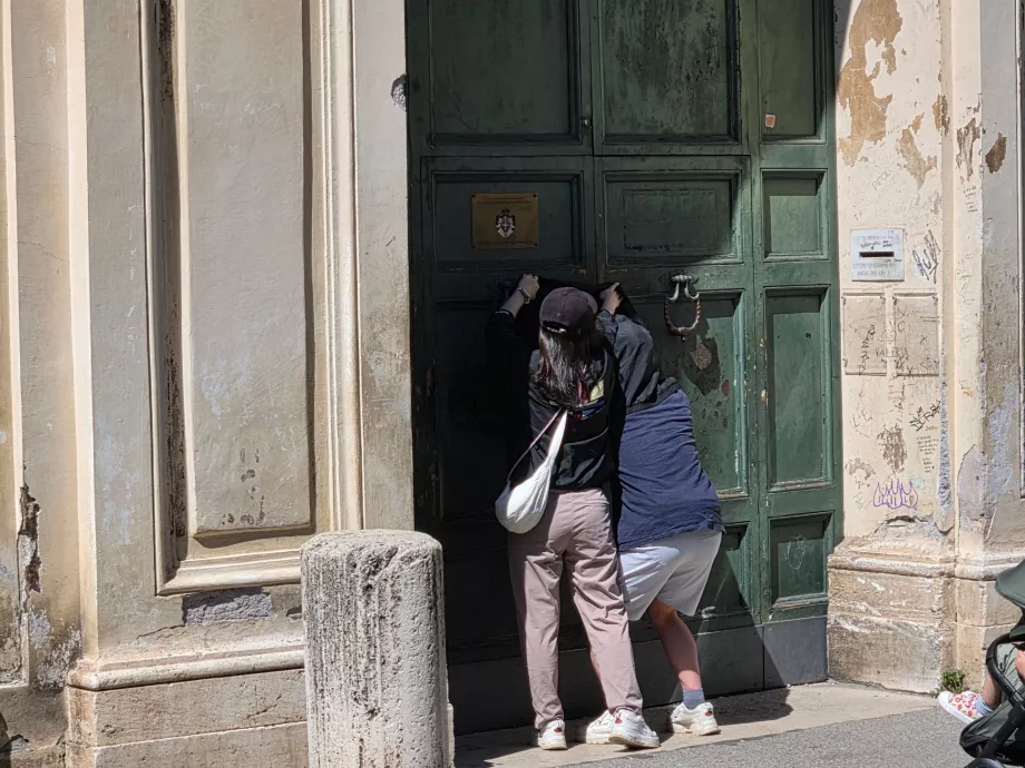 Aventine keyhole queue