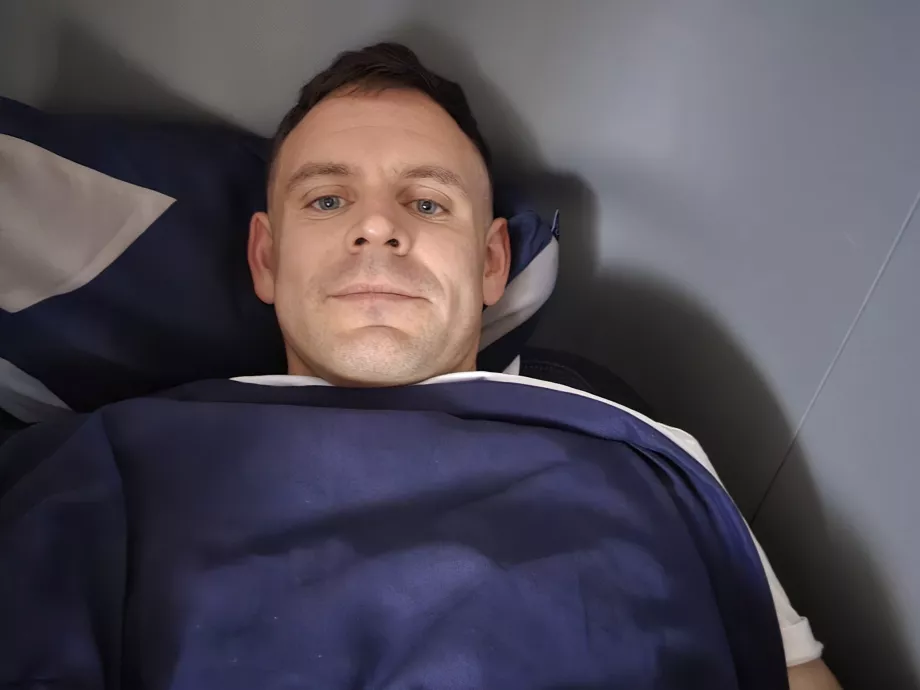 Christopher este întins în pat