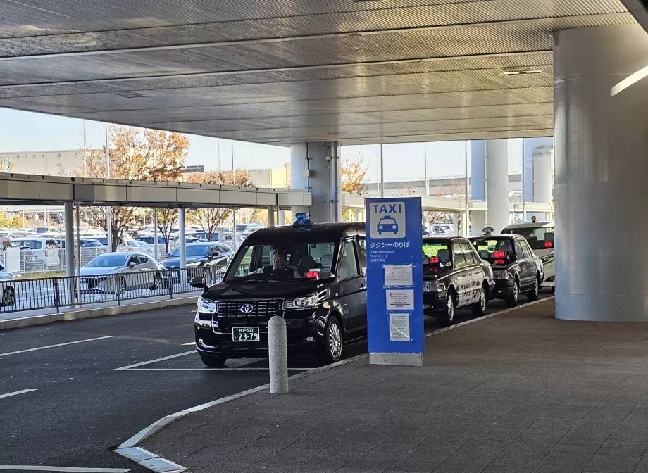 Stație de taxi în fața Terminalului 1