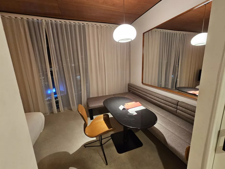 Cameră, masă și canapele