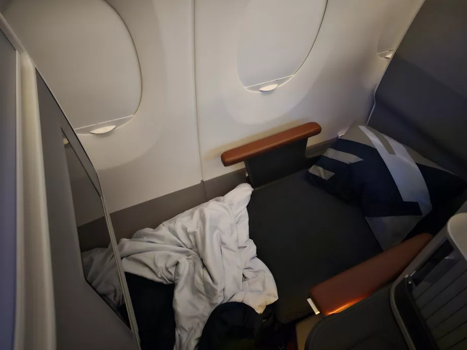 Canapea desfăcută într-un pat