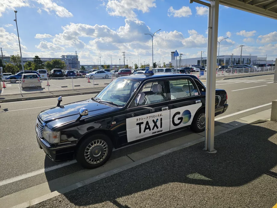 Taxi în fața aeroportului