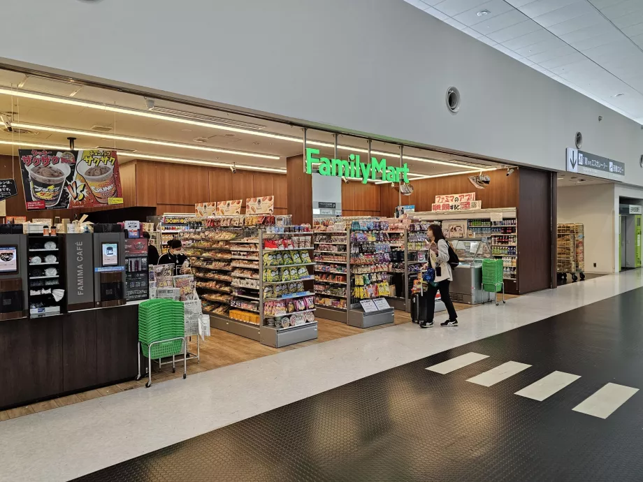 FamilyMart, Terminalul 1, zona publică