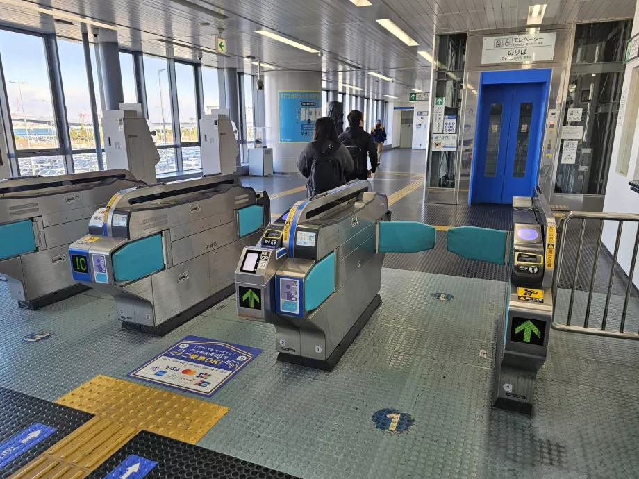 Turnichete la intrarea pe peron