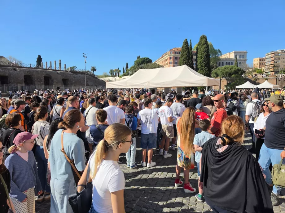 Mulțimea care așteaptă să intre în Colosseum