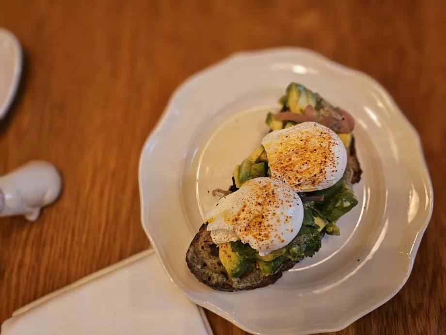 Mic dejun, avocado toast