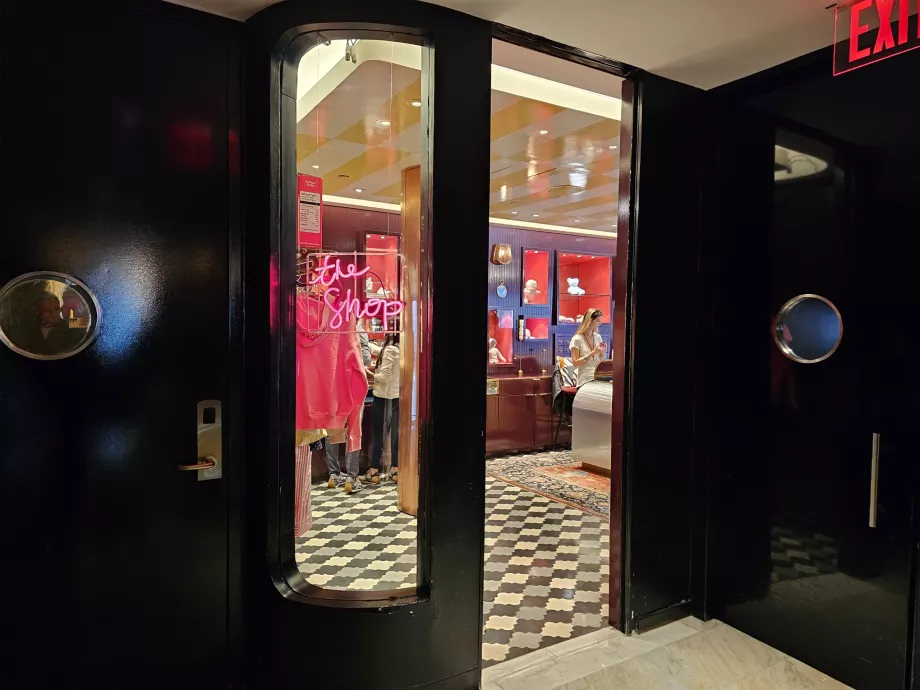 Magazin la parterul hotelului