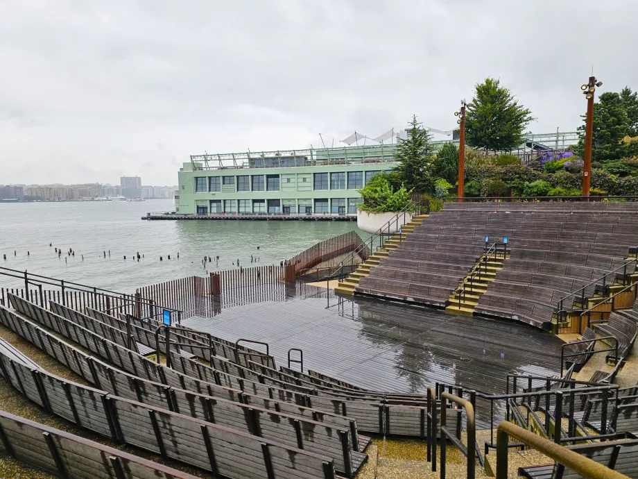 Insula Mică, amfiteatru