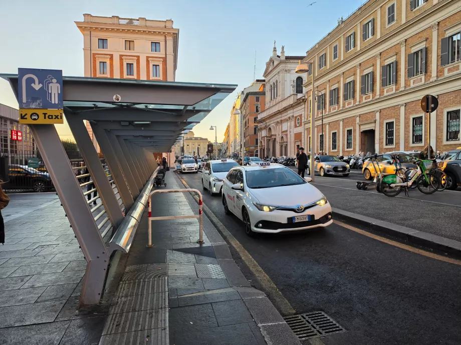 Stație de taxi în fața stației Roma Termini