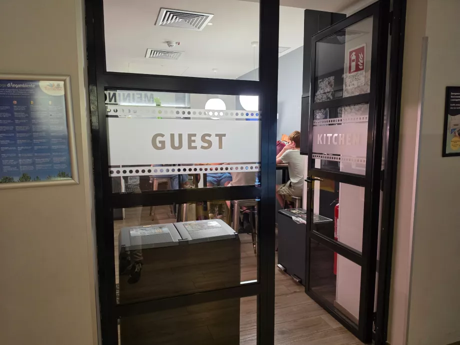 Bucătărie comună pentru oaspeți