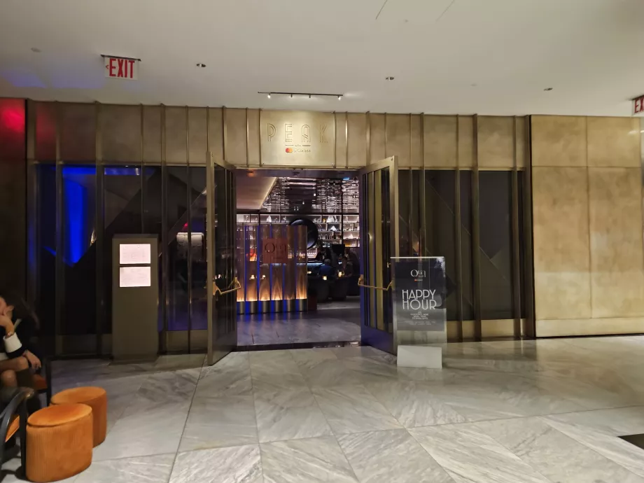 Intrarea la restaurantul Peak