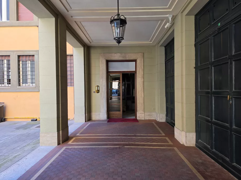 Intrarea în hotel