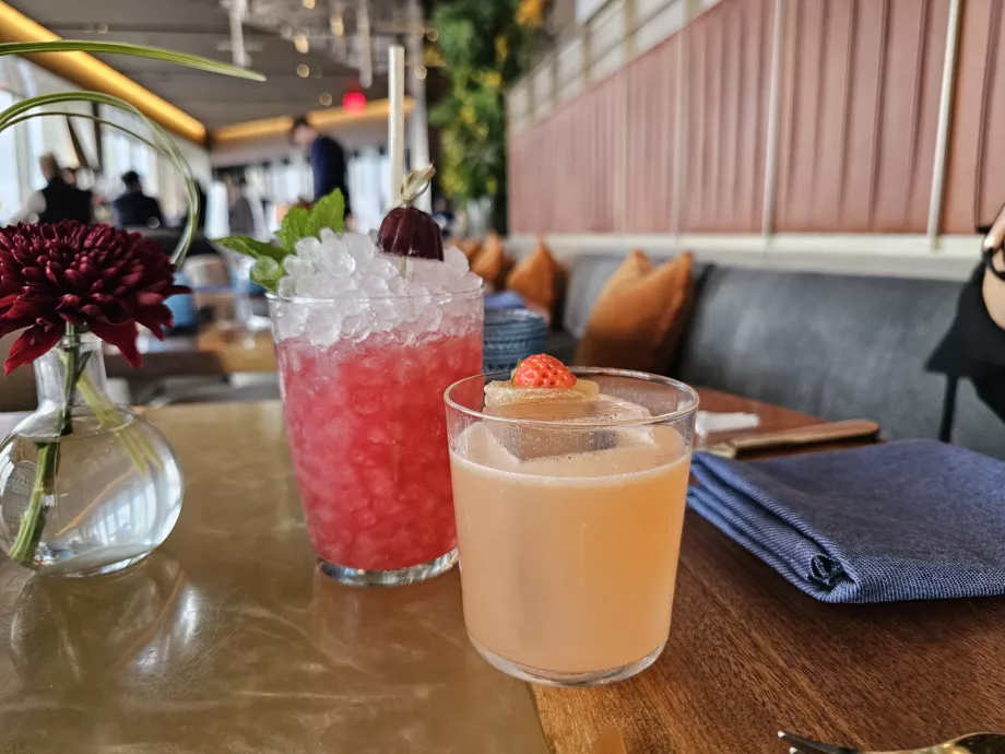 Cocktailuri în restaurantul Peak
