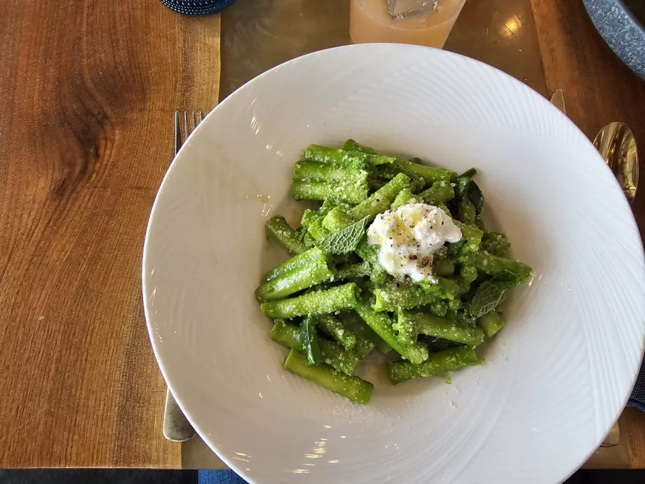 Mâncare în restaurantul Peak