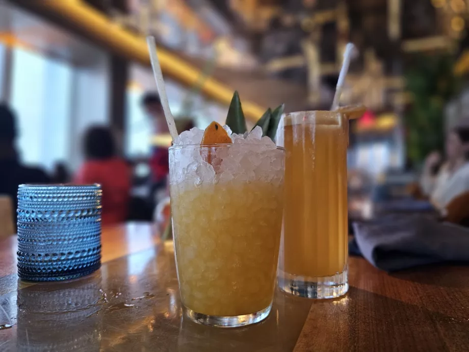 Mai multe cocktailuri la Restaurantul Peak