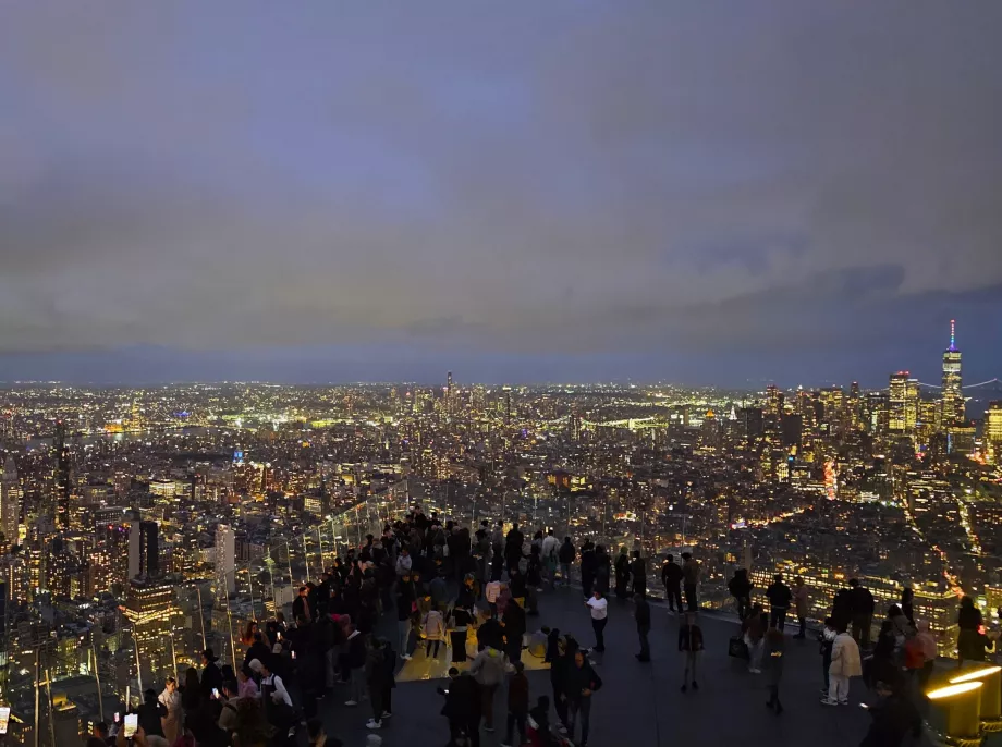 Observatorul "The Edge" noaptea