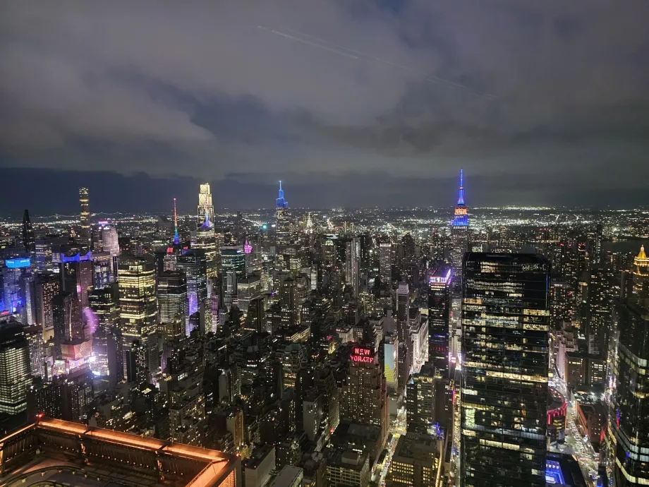 Observatorul "The Edge" noaptea