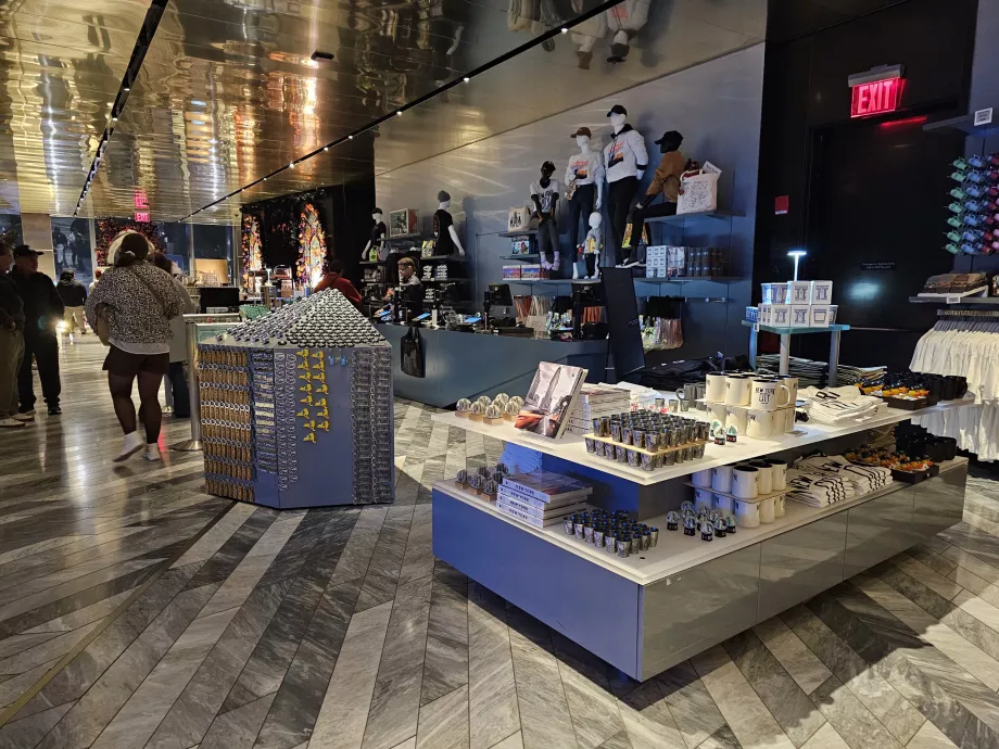 Magazinul de cadouri de la ieșirea din "The Edge"