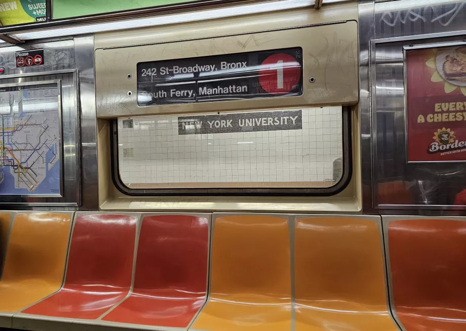 Interiorul unei mașini de metrou mai vechi