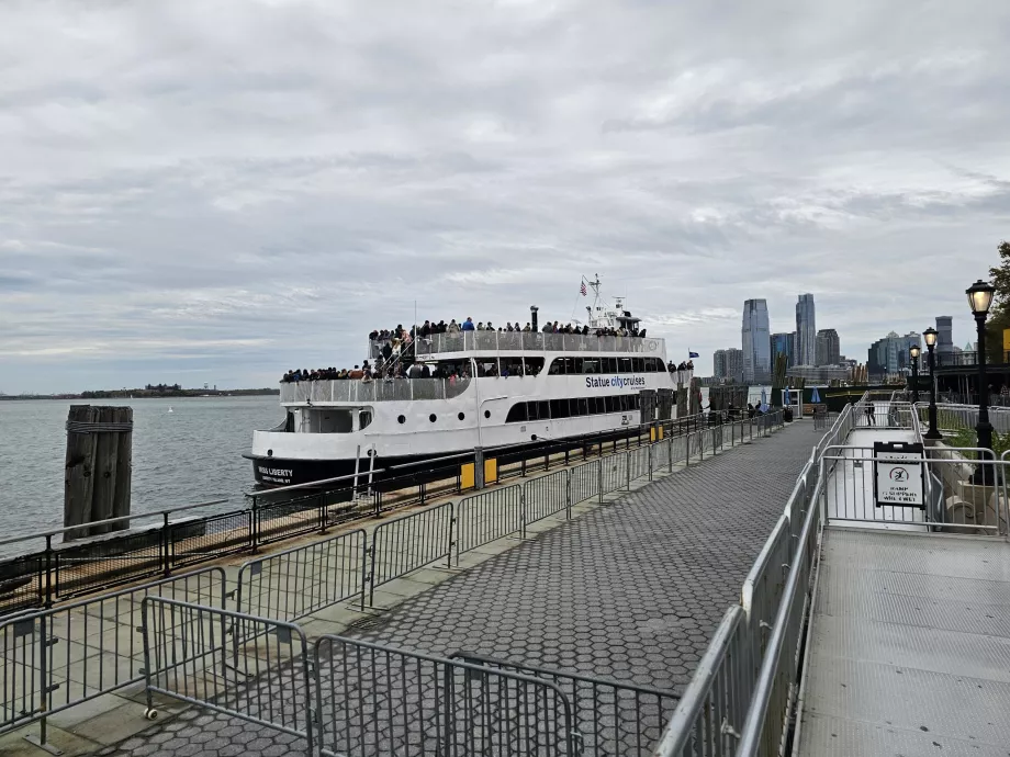 Docul pentru bărci Statue City Cruises