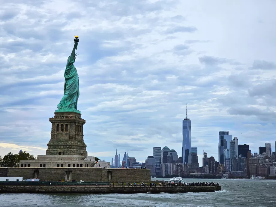 Statuia Libertății și Manhattan în fundal