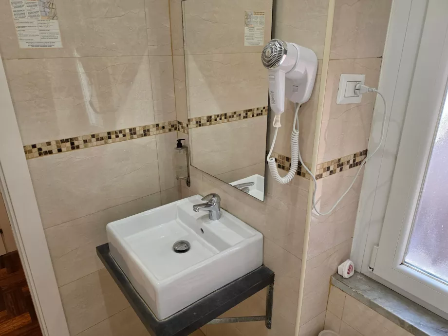 Chiuvetă cu uscător de păr