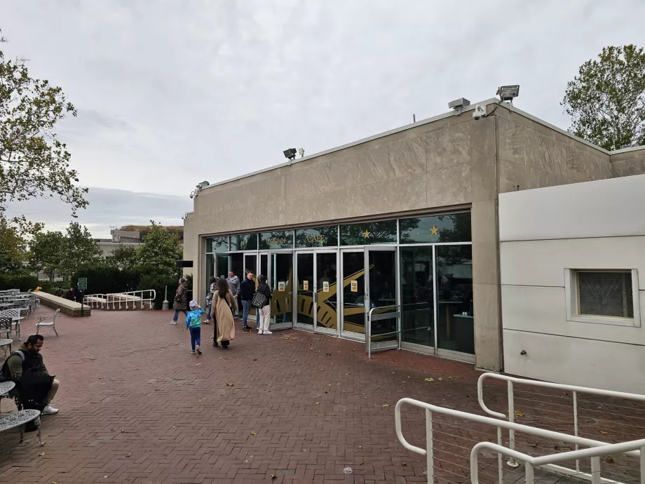 Cafenele la muzeu și pe chei