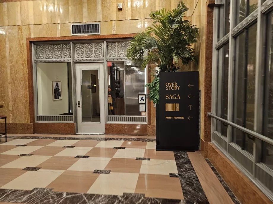 Intrarea la barul Overstory