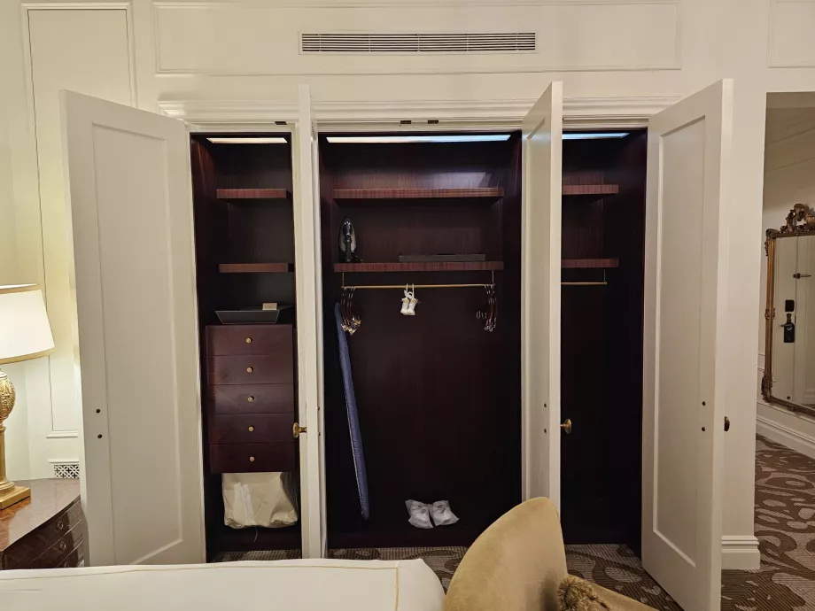 În interiorul dulapurilor