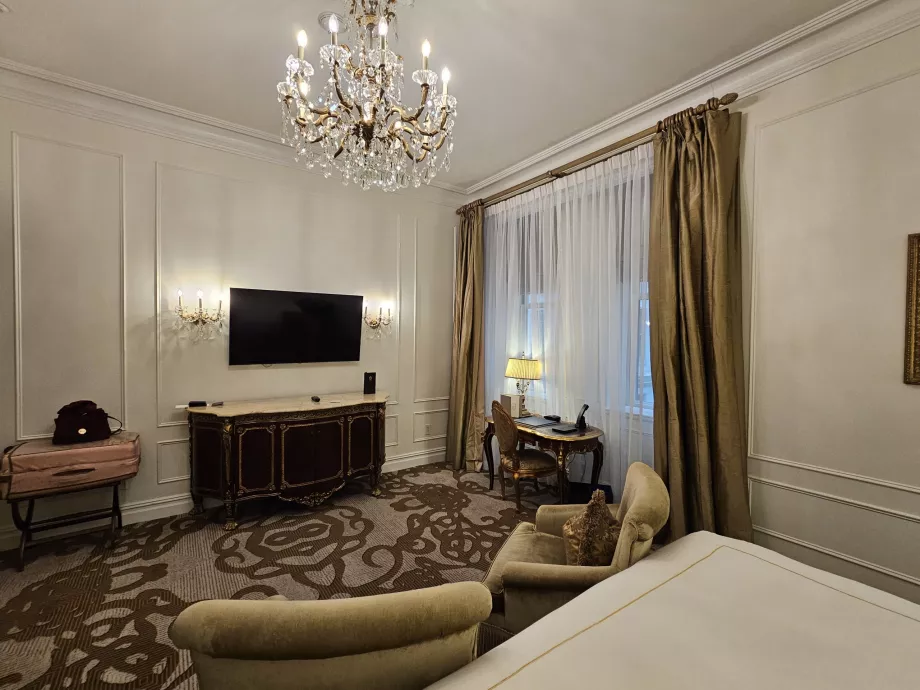 Cameră - TV și fereastră