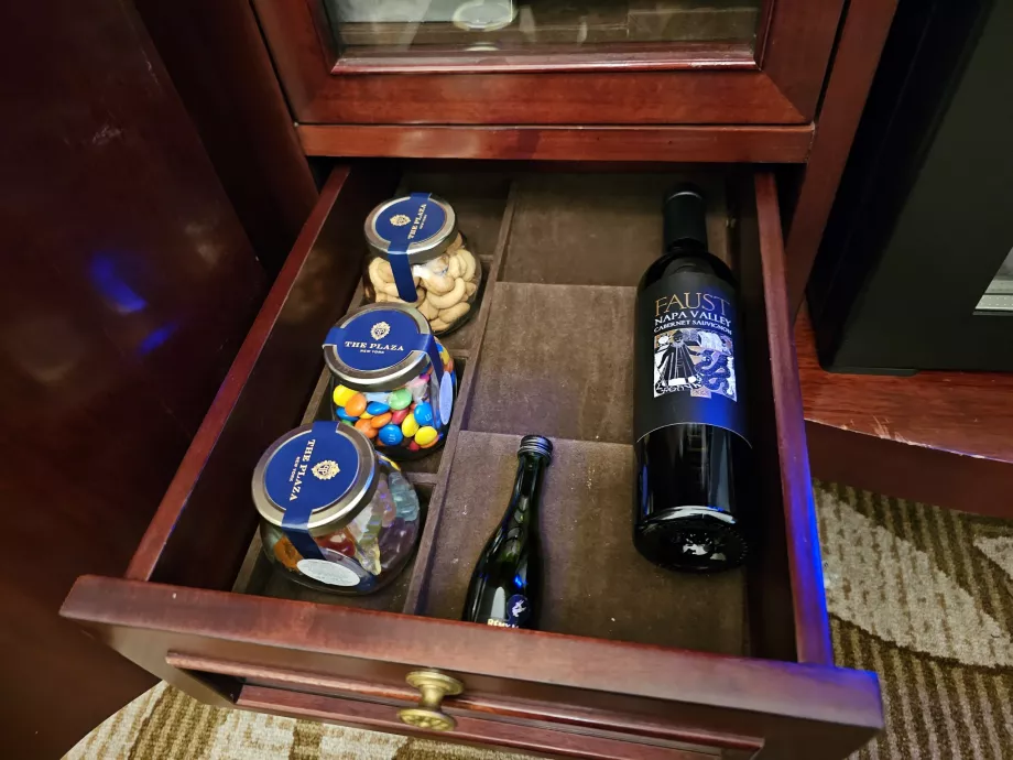 Dulciuri și vin în minibar