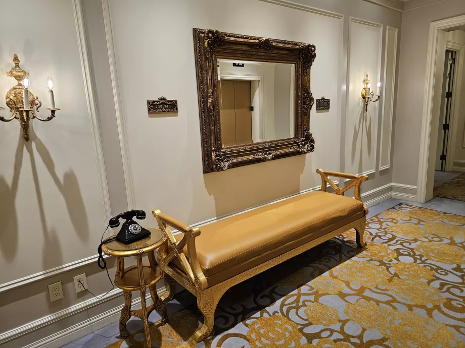 Canapea lângă lift