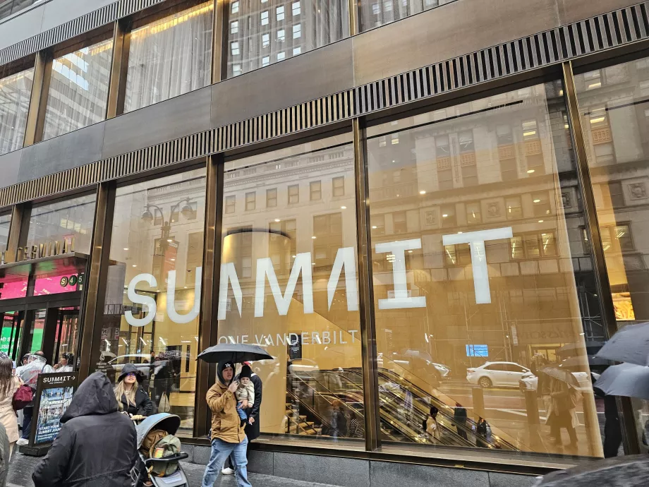 Summit One Vanderbilt, intrare în aer liber