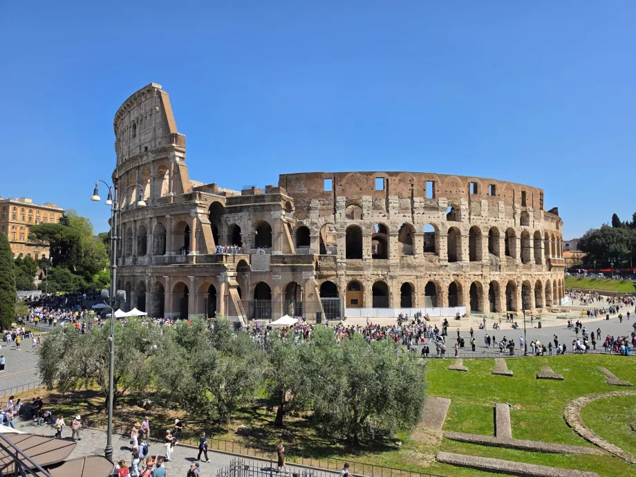 Colosseum văzut din Fora Romana