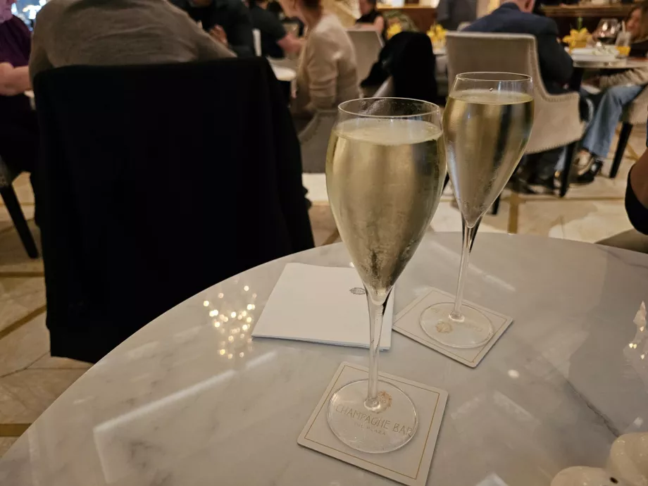Șampanie în Champagne Bar
