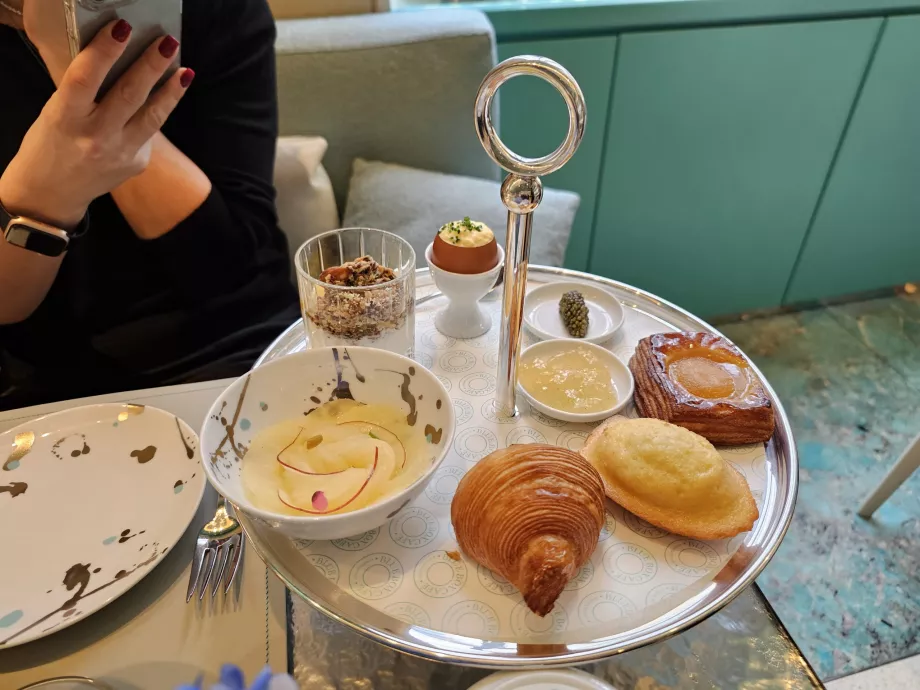 Blue Box, Mic dejun la Tiffany's