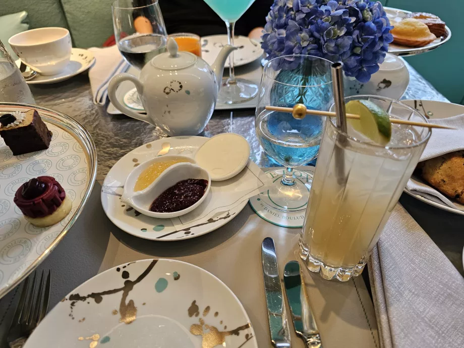 Blue Box, marmeladă, unt și cocktail