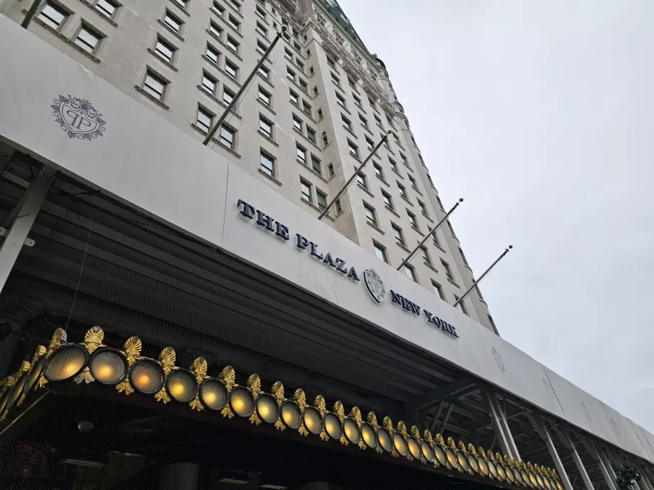 Semnul "The Plaza"