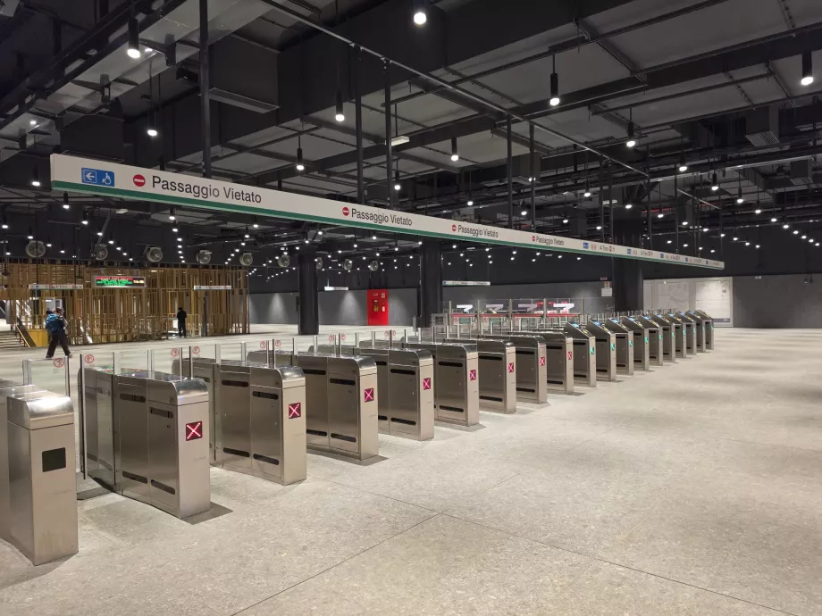 Turnicheți la intrarea în metrou
