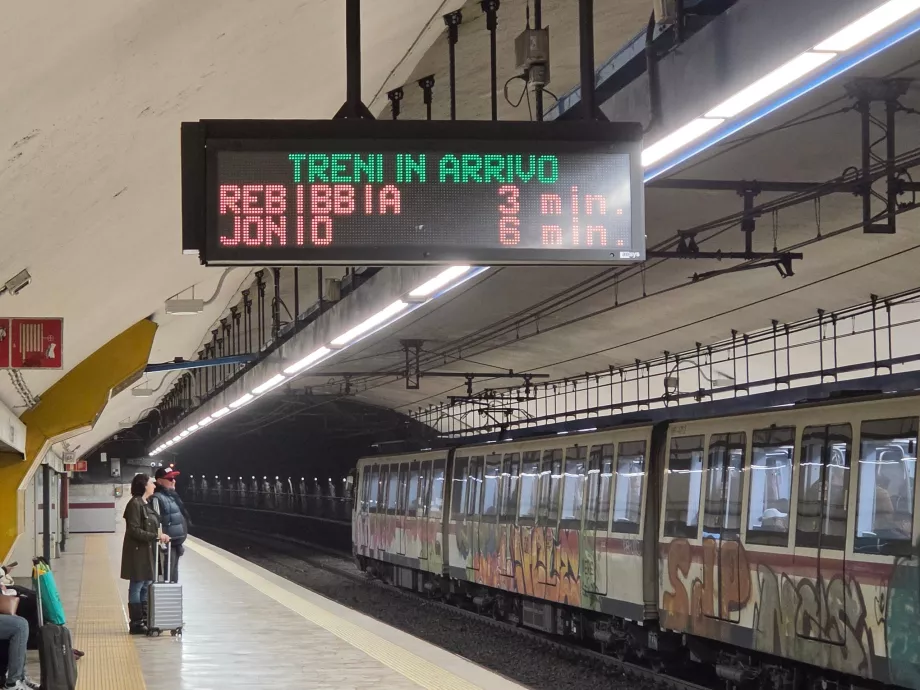 Panouri de informare în metrou