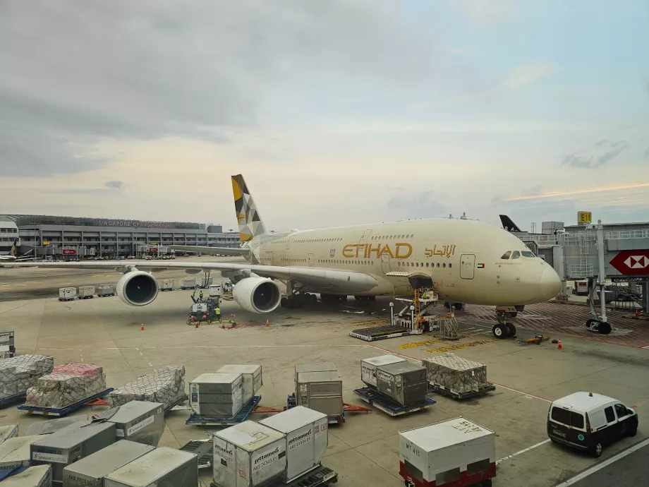 Un Airbus A380 la poarta de îmbarcare a Aeroportului din Singapore