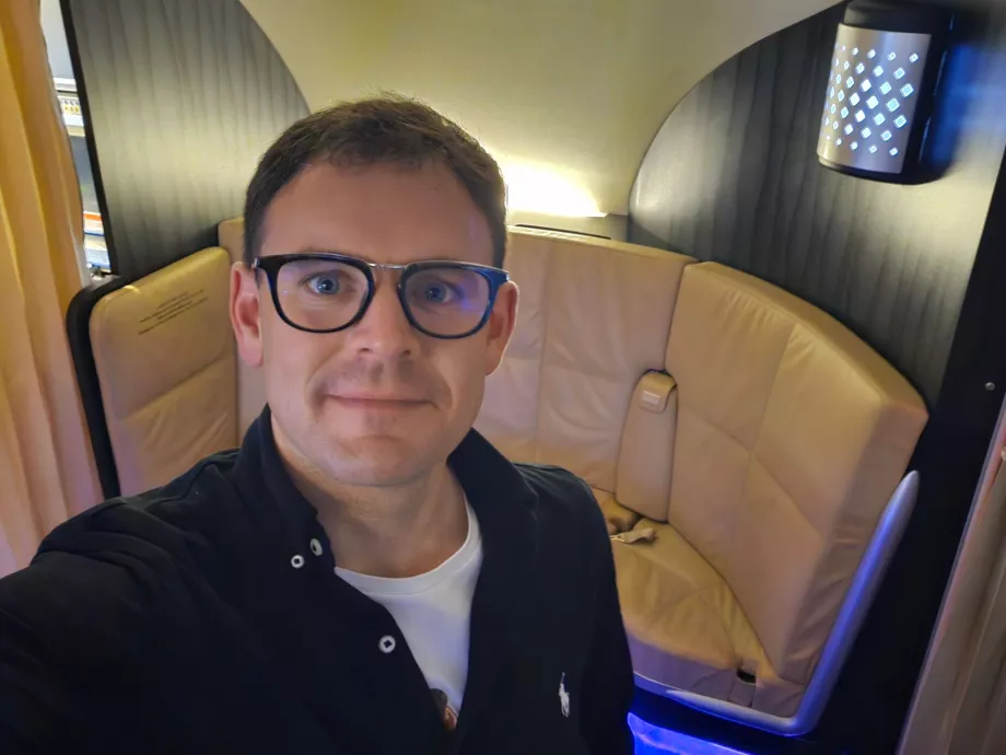 Eu, în barul din avion