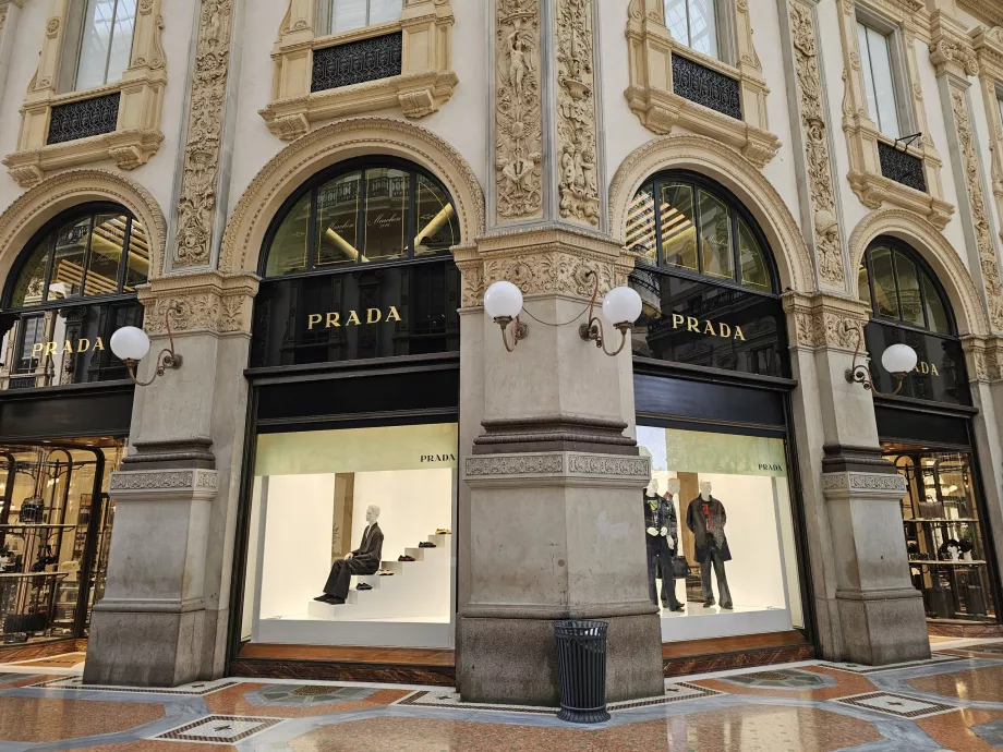 Magazine în Galleria Vittorio Emanuele II.