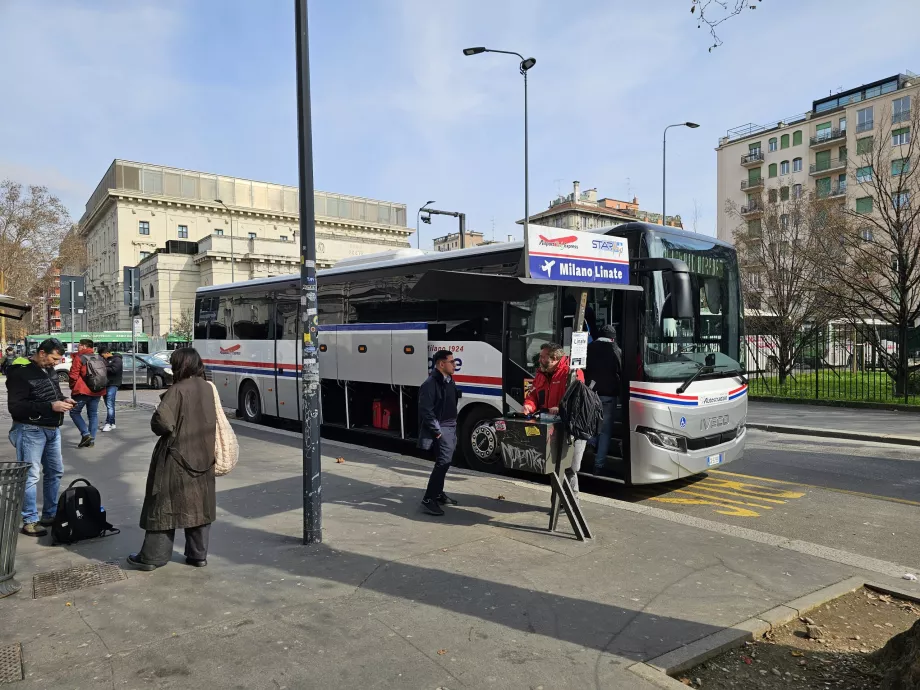 Stație de autobuz în fața stației Centale