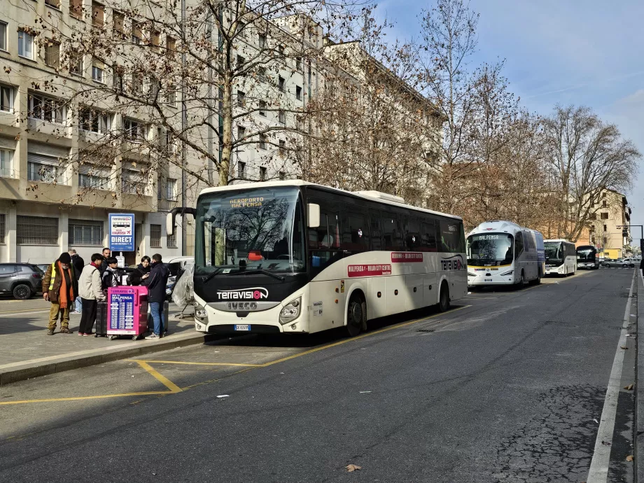 Stație de autobuz la stația Milano-Centrale
