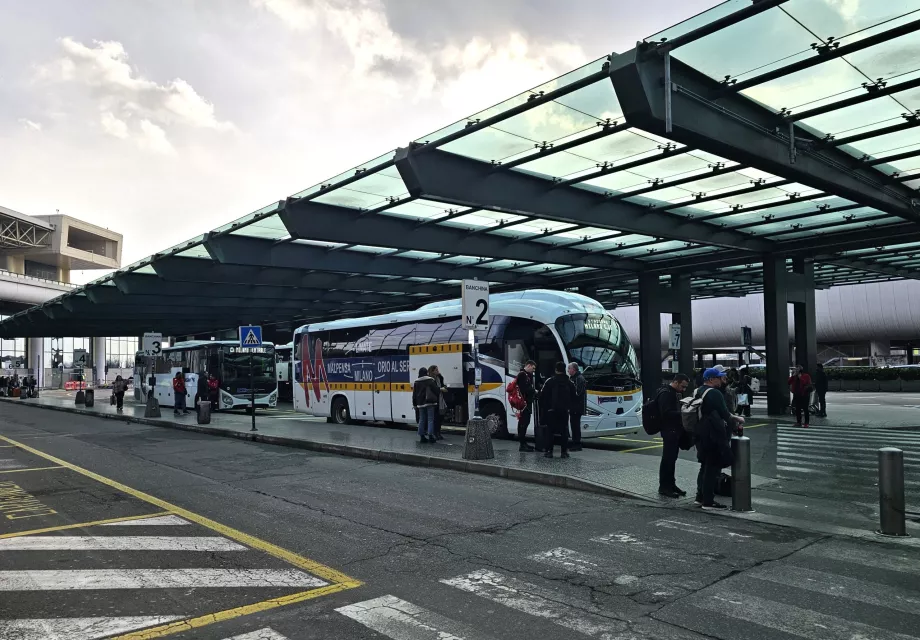 Stație de autobuz spre centrul orașului Milano