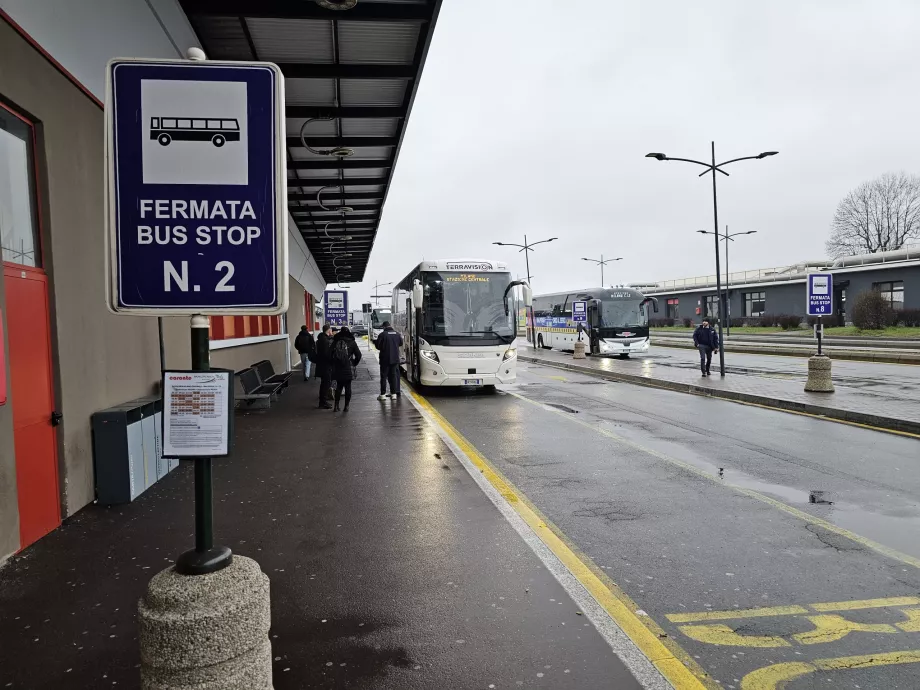 Stații de autobuz spre Milano în fața terminalului 2